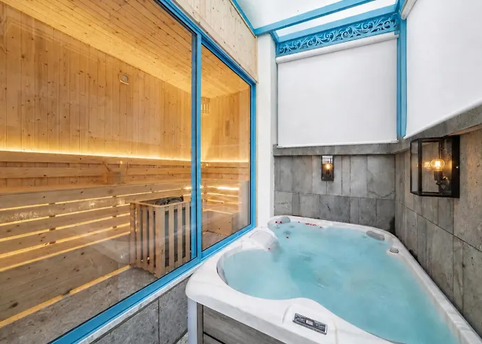 S - 5-bedroom Private Pool Near Beach, Jacuzzi, Sauna & Karaoke * Ha Long