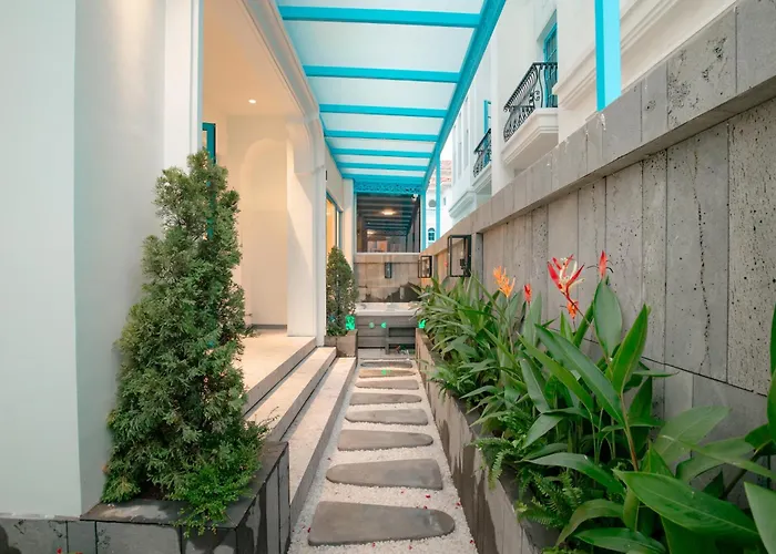 S - 5-bedroom Private Pool Near Beach, Jacuzzi, Sauna & Karaoke * Ha Long