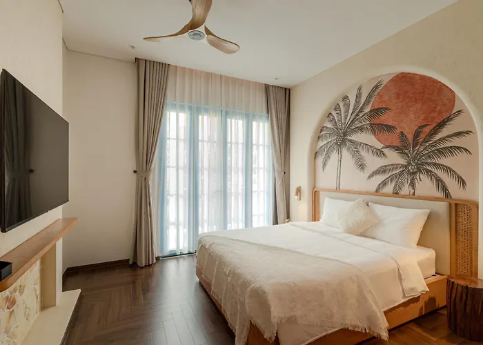 S - 5-bedroom Private Pool Near Beach, Jacuzzi, Sauna & Karaoke Ha Long