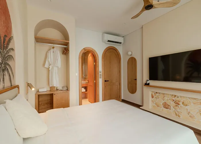 S - 5-bedroom Private Pool Near Beach, Jacuzzi, Sauna & Karaoke * Ha Long