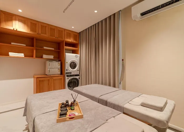 S - 5-bedroom Private Pool Near Beach, Jacuzzi, Sauna & Karaoke * Ha Long