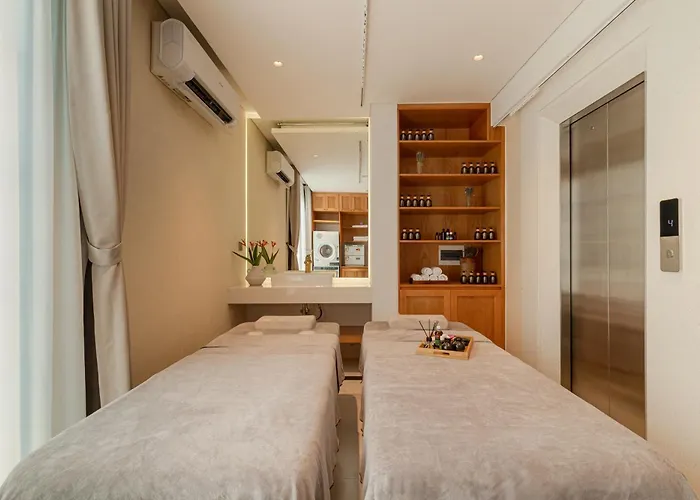S - 5-bedroom Private Pool Near Beach, Jacuzzi, Sauna & Karaoke * Ha Long